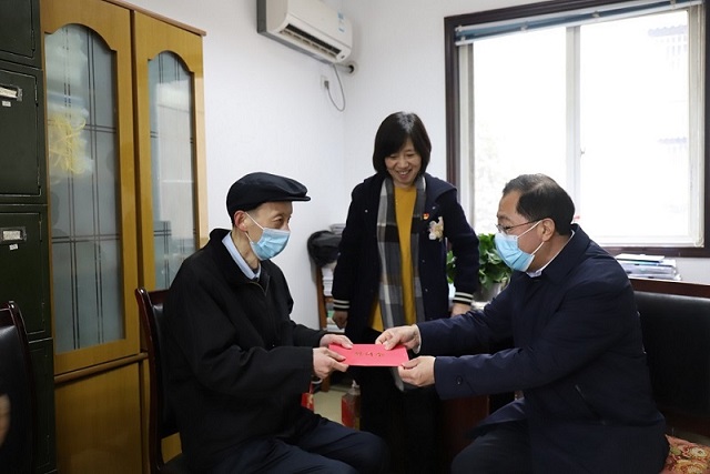 集團(tuán)黨委委員、職工董事、工會(huì)主席武勇 一行到華西安裝公司走訪慰問(wèn)
