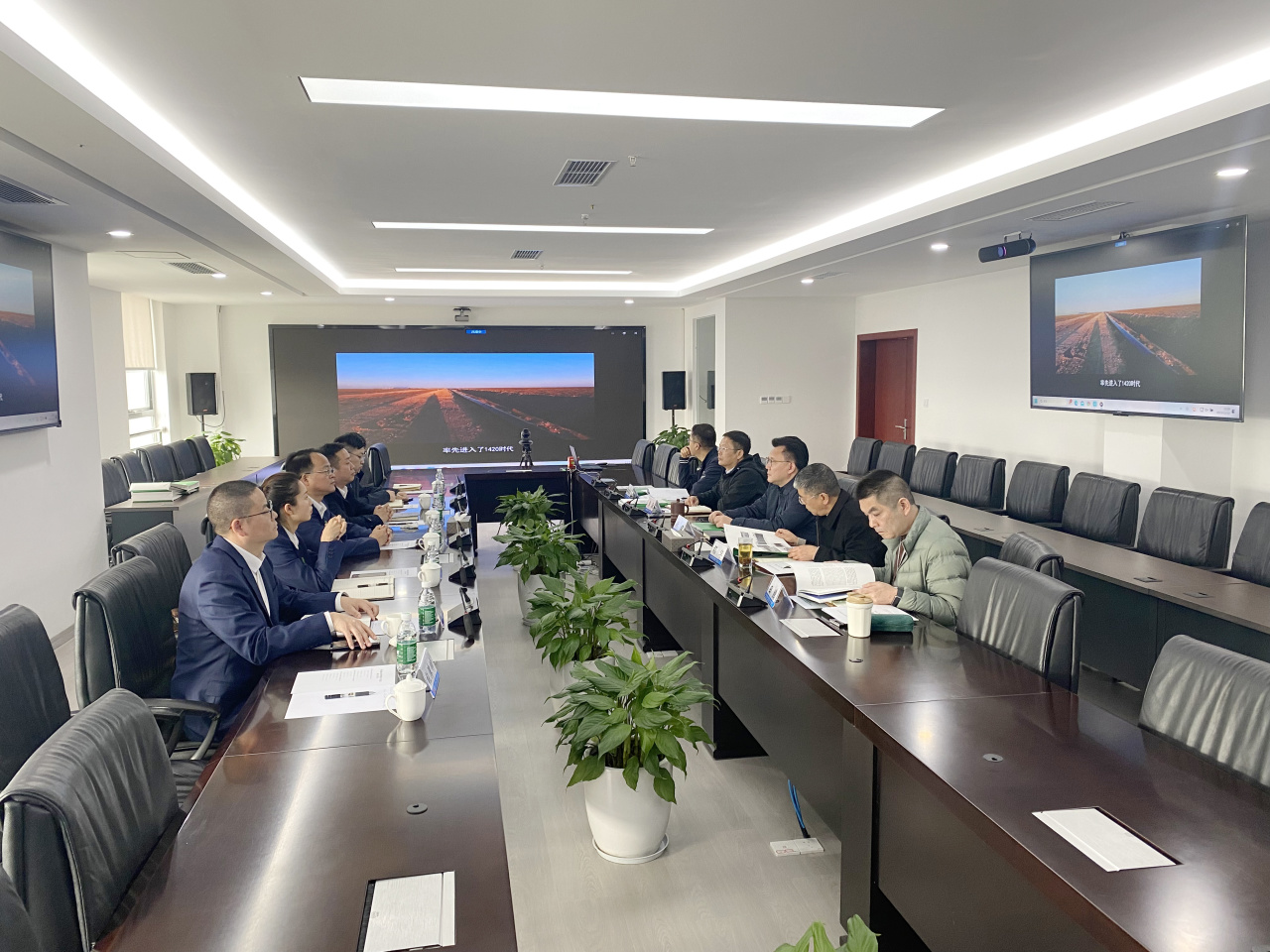 公司黨委副書(shū)記 、總經(jīng)理徐文忠到中石油四川油建公司開(kāi)展座談交流